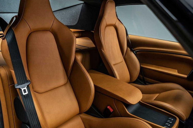 Dù bạn nghĩ gì về những chiếc xe cổ điển được chuyển đổi sang chạy điện hoàn toàn, bạn chắc cũng phải công nhận rằng chiếc Mustang sơn đen này là một chiếc xe đầy vẻ dữ dằn, quyến rũ. Với tốc độ tăng từ 0-96 km/h chỉ trong 3,9 giây, nó cũng hết sức tốc độ.