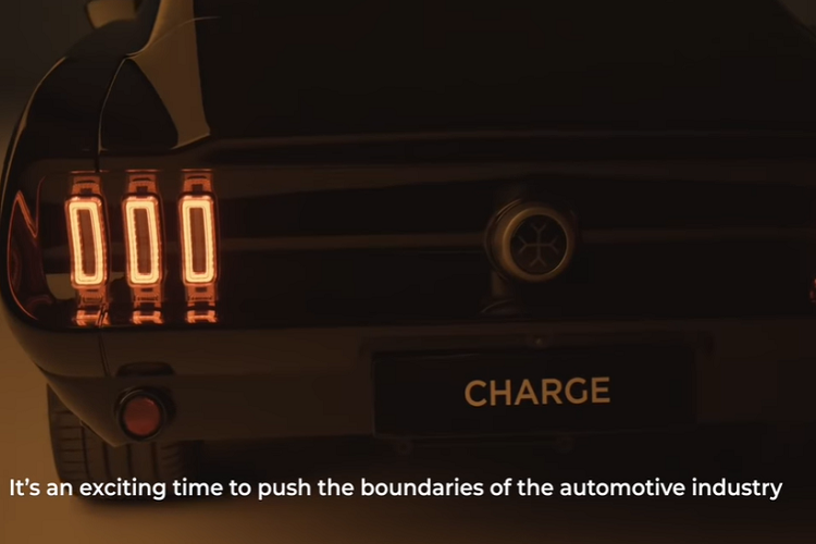 Hiệu suất ấn tượng của xe là nhờ bộ pin 64 kWh và hệ thống mô tơ điện, cung cấp khoảng 536 mã lực và 1.500 Nm mô-men xoắn cực đại. Phạm vi di chuyển được đánh giá ở mức trung bình chỉ 320 km. Các tùy chọn sạc điện bao gồm bộ sạc nhanh DC 50 kW, cho phép sạc lại từ 20-80% trong vòng chưa đầy 1 tiếng đồng hồ.