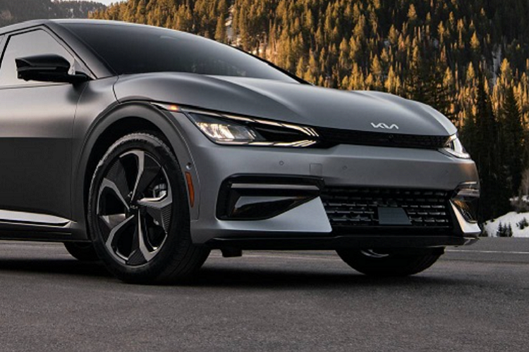 Cụ thể, đại lý này rao bán giá xe Kia EV6 2022 với mức 87.230 USD (khoảng 1,99 tỷ đồng). Để so sánh, giá bán khởi điểm của một chiếc BMW 8-Series Gran Coupe tại đây cũng thấp hơn con số 87.230 USD mà đại lý Kia này công bố.