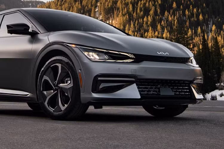 Cụ thể, đại lý này rao bán giá xe Kia EV6 2022 với mức 87.230 USD (khoảng 1,99 tỷ đồng). Để so sánh, giá bán khởi điểm của một chiếc BMW 8-Series Gran Coupe tại đây cũng thấp hơn con số 87.230 USD mà đại lý Kia này công bố.