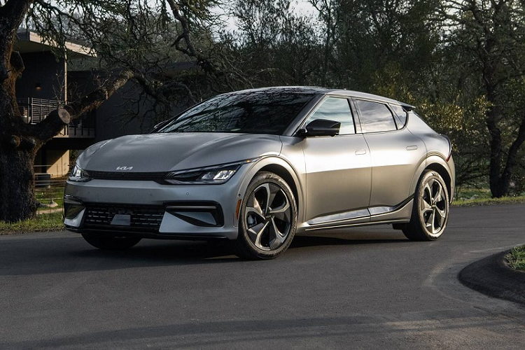 Tại thị trường Bắc Mỹ, hiện có 2 mẫu xe điện cùng đến từ Hàn Quốc đang “làm mưa làm gió” với số lượng đơn đặt trước cực “khủng” - nhưng gây chú ý nhất chính là mẫu xe Kia EV6 chạy điện mới.