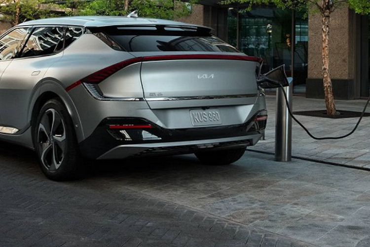 Trước tình trạng này, nhiều hãng xe đã phải sử dụng các chiến lược phân phối hợp lý hơn: Ford sẽ cắt lượng xe bán chạy cung cấp cho các đại lý bị báo cáo là “thổi giá”, Tesla chỉ bán xe trực tuyến và bàn giao trực tiếp đến người dùng.