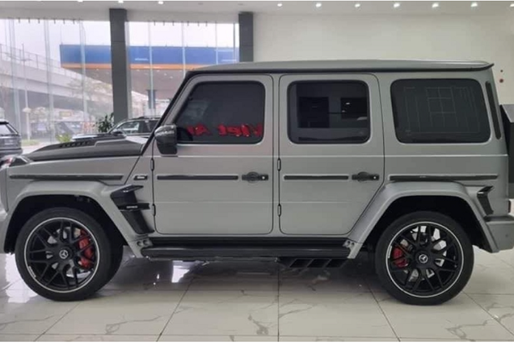 Gói độ Brabus G800 của chiếc Mercedes-AMG G63 hơn 10 tỷ này bao gồm nắp ca-pô tích hợp 3 hốc gió hầm hố, ốp đèn phụ trợ trên nóc, ốp viền bên hông bao gồm cả tay nắm cửa và cả nắp ốp bánh dự phòng. Tất cả các chi tiết này đều được làm bằng sợi carbon trần độc đáo.