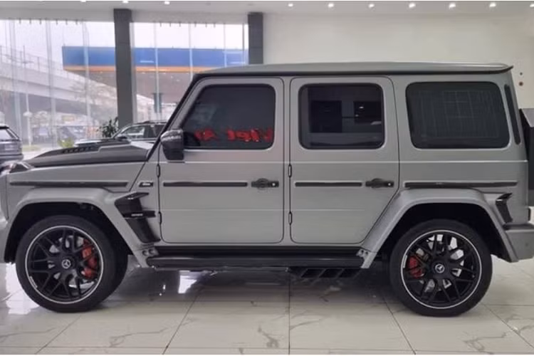 Gói độ Brabus G800 của chiếc Mercedes-AMG G63 hơn 10 tỷ này bao gồm nắp ca-pô tích hợp 3 hốc gió hầm hố, ốp đèn phụ trợ trên nóc, ốp viền bên hông bao gồm cả tay nắm cửa và cả nắp ốp bánh dự phòng. Tất cả các chi tiết này đều được làm bằng sợi carbon trần độc đáo.