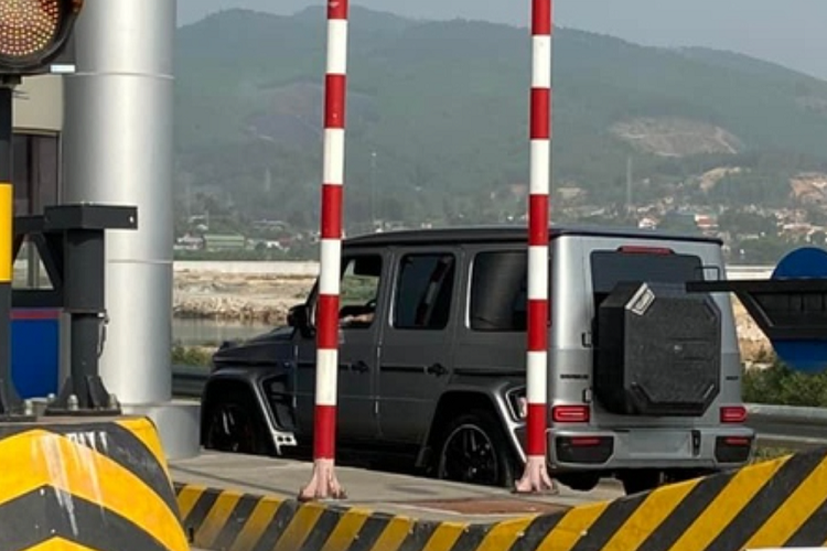Bù lại, chiếc Mercedes-AMG G63 tại Quảng Ninh này đã được "lên đời" hệ thống ống xả hiệu năng cao từ thương hiệu Fi Exhaust, chính xác là bản Ultra Edition có khả năng mang đến âm thanh đầy phấn khích, đồng thời tối ưu hoá hiệu năng vận hành cho chiếc SUV.