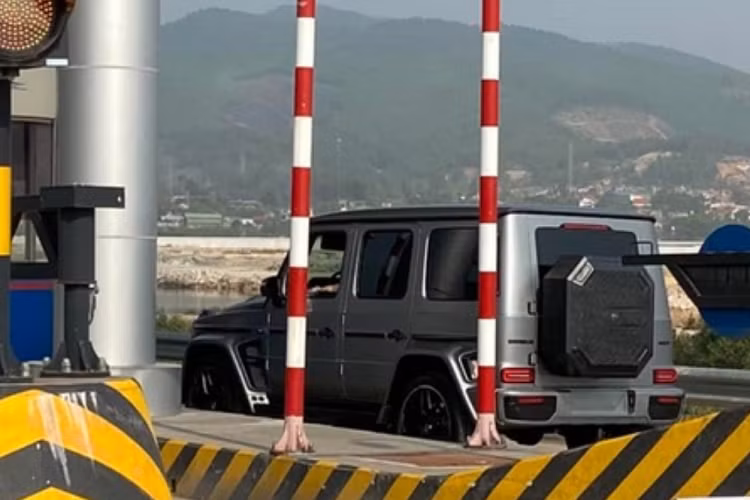 Bù lại, chiếc Mercedes-AMG G63 tại Quảng Ninh này đã được "lên đời" hệ thống ống xả hiệu năng cao từ thương hiệu Fi Exhaust, chính xác là bản Ultra Edition có khả năng mang đến âm thanh đầy phấn khích, đồng thời tối ưu hoá hiệu năng vận hành cho chiếc SUV.