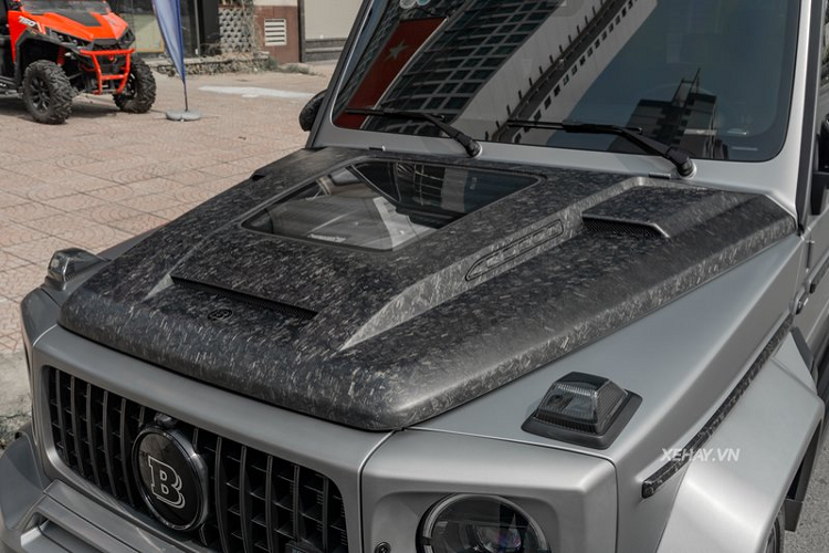 Đáng chú ý, nắp ốp bánh dự phòng trên chiếc Mercedes-AMG G63 này còn có hình bát giác khác hẳn với nắp hình tròn mà chúng ta thường thấy. Xe không có cánh gió cỡ lớn ở nóc xe như các bản độ G800 khác.