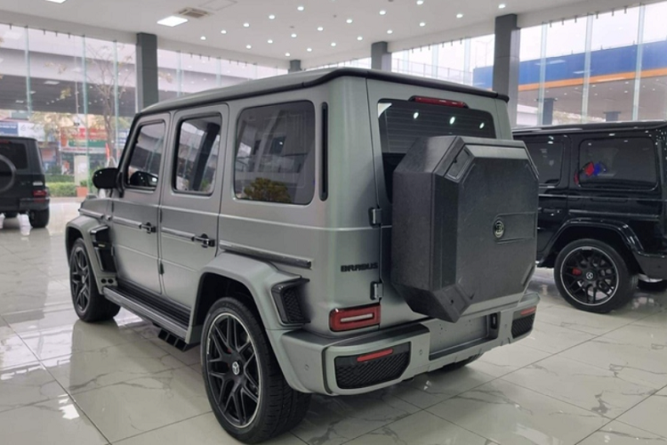 Thông thường, các gói độ Brabus ở Việt Nam đều dùng vật liệu sợi carbon dệt truyền thống (Carbon Fiber), nhưng chiếc Mercedes-AMG G63 độ G800 Brabus hàng hiếm trong bài lại tạo nên sự khác biệt khi dùng sợi carbon đúc (Forged Carbon Fiber).