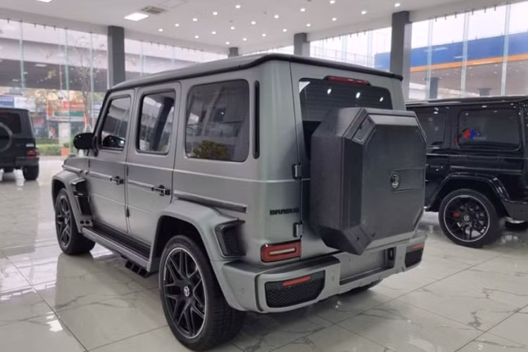 Thông thường, các gói độ Brabus ở Việt Nam đều dùng vật liệu sợi carbon dệt truyền thống (Carbon Fiber), nhưng chiếc Mercedes-AMG G63 độ G800 Brabus hàng hiếm trong bài lại tạo nên sự khác biệt khi dùng sợi carbon đúc (Forged Carbon Fiber).