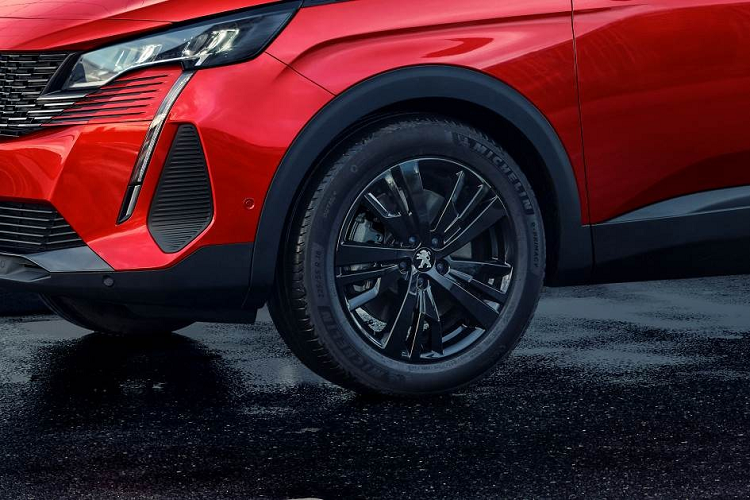 Điểm nhấn tiếp theo của Peugeot 4008 Blackpack chính là bộ vành hợp kim 18 inch với thiết kế 5 chấu kép, sơn màu đen bóng mới. Ngay cả nẹp chân kính của mẫu crossover cỡ nhỏ này cũng chuyển từ mạ crôm sang sơn đen.