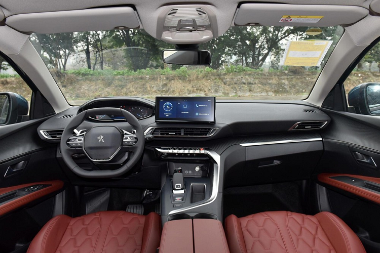 Hiện hãng Peugeot chưa công bố hình ảnh nội thất của 4008 Blackpack mới. Trong khi đó, ở bản thường, mẫu SUV cỡ nhỏ này có những trang bị đáng chú ý như bảng đồng hồ kỹ thuật số với màn hình LCD 12,3 inch, màn hình thông tin giải trí cảm ứng 10 inch, vô lăng tích hợp phím chức năng theo phong cách xe đua và cần số điện tử.