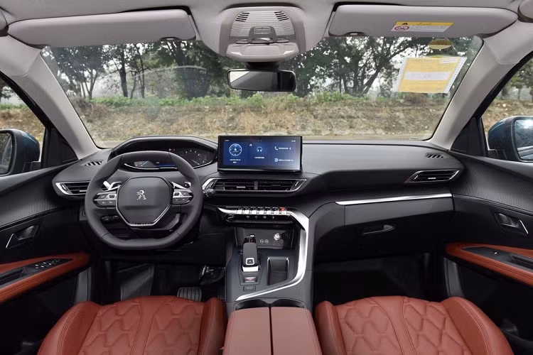 Hiện hãng Peugeot chưa công bố hình ảnh nội thất của 4008 Blackpack mới. Trong khi đó, ở bản thường, mẫu SUV cỡ nhỏ này có những trang bị đáng chú ý như bảng đồng hồ kỹ thuật số với màn hình LCD 12,3 inch, màn hình thông tin giải trí cảm ứng 10 inch, vô lăng tích hợp phím chức năng theo phong cách xe đua và cần số điện tử.