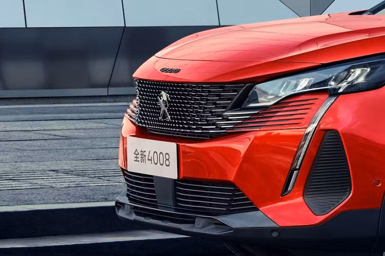 Qua những hình ảnh do liên doanh này tung ra, có thể thấy Peugeot 4008 Blackpack 2022 mới được sơn màu đỏ rực rỡ. Nổi bật trên nền đỏ là những chi tiết ngoại thất màu đen tương phản, mang đến vẻ thời trang và năng động cho xe. Theo đó, xe được bổ sung logo "4008" màu đen trên nắp ca-pô thay vì mạ crôm như Peugeot 4008 tiêu chuẩn. Tiếp đến là nẹp bên dưới hốc gió trung tâm và ốp trang trí trên cửa cũng được sơn màu đen chứ không mạ crôm.