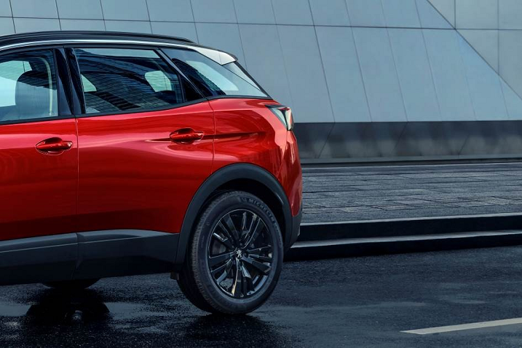 Ngoài những thay đổi trên, Peugeot 4008 Blackpack vẫn giữ lại thiết kế đặc trưng của bản thường như lưới tản nhiệt tràn viền với thiết kế đa điểm, đèn pha LED sắc sảo và dải đèn LED định vị ban ngày kéo dài xuống cản trước như cặp nanh hổ. Tiếp đến là nẹp thân xe và vòm bánh màu đen đậm chất SUV hay các cột sơn màu đen để tạo hiệu ứng nóc "lơ lửng". Đằng sau Peugeot 4008 còn có cụm đèn hậu nằm ngang với tạo hình móng vuốt bên trong và 2 đầu ống xả giả hình chữ nhật.