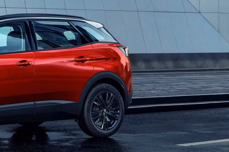 Ngoài những thay đổi trên, Peugeot 4008 Blackpack vẫn giữ lại thiết kế đặc trưng của bản thường như lưới tản nhiệt tràn viền với thiết kế đa điểm, đèn pha LED sắc sảo và dải đèn LED định vị ban ngày kéo dài xuống cản trước như cặp nanh hổ. Tiếp đến là nẹp thân xe và vòm bánh màu đen đậm chất SUV hay các cột sơn màu đen để tạo hiệu ứng nóc "lơ lửng". Đằng sau Peugeot 4008 còn có cụm đèn hậu nằm ngang với tạo hình móng vuốt bên trong và 2 đầu ống xả giả hình chữ nhật.