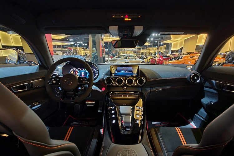 Chưa dừng lại đó, Mercedes-AMG GT Black Series còn có động cơ V8-Biturbo, sản sinh công suất tối đa 720 mã lực, mạnh hơn rất nhiều so với bộ đôi Mercedes-AMG GT R và Mercedes-AMG GT R Pro đã xuất hiện tạiViệt Nam.