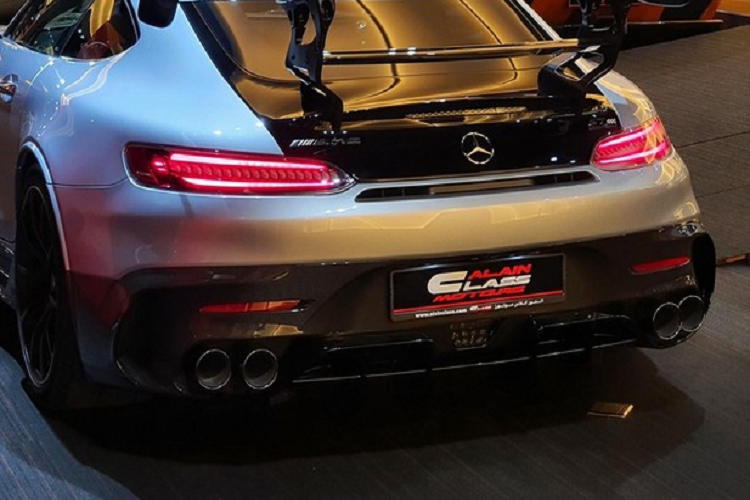 Đồng hàng cùng sức mạnh mới trên siêu xe hoang dã nhất nhà Mercedes-AMG GT là hộp số thể thao ly hợp kép 7 cấp mới, nhờ đó, siêu xe Mercedes-AMG GT Black Series của Đặng Lê Nguyên Vũ có thời gian tăng tốc từ vị trí xuất phát lên 100 km/h chỉ trong thời gian 3,1 giây trước khi đạt vận tốc tối đa 325 km/h.