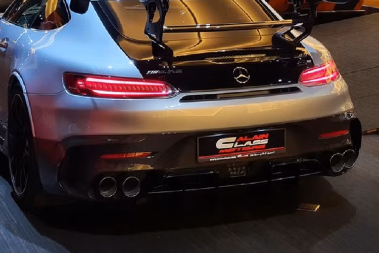 Đồng hàng cùng sức mạnh mới trên siêu xe hoang dã nhất nhà Mercedes-AMG GT là hộp số thể thao ly hợp kép 7 cấp mới, nhờ đó, siêu xe Mercedes-AMG GT Black Series của Đặng Lê Nguyên Vũ có thời gian tăng tốc từ vị trí xuất phát lên 100 km/h chỉ trong thời gian 3,1 giây trước khi đạt vận tốc tối đa 325 km/h.