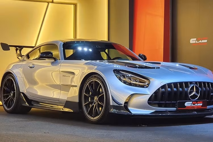 Được biết chiếc Mercedes-AMG GT Black Series được đơn vị chuyên nhập khẩu siêu xe cho Đặng Lê Nguyên Vũ hé lộ có thể mang về nước đang được chào bán từ 15 tỷ đồng, showroom bán xe này cũng không quá xa lạ với nhiều đại gia Việt.