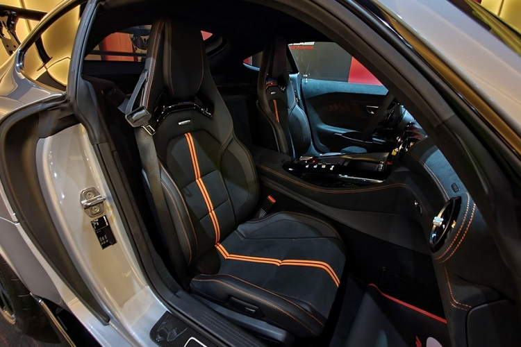 Nhìn bên ngoài Mercedes-AMG GT Black Series sắp về Việt Nam này lấy cảm hứng từ thiết kế của xe đua Mercedes-AMG GT3 với những đường nét hầm hố và ấn tượng nhất là chi tiết cánh gió đuôi khổng lồ phía sau cũng như mặt tiền xe không khác gì xe đua.