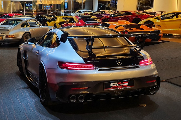 Thông tin rao bán chiếc siêu xe Mercedes-AMG GT Black Series của đại lý Al Ain Class Motors ở Dubai cho thấy ngoại thất xe mang màu bạc Cirrus kết hợp cùng gói carbon rất đắt đỏ, xe thuộc phiên bản đời 2021 và chưa qua đời chủ nào. Nội thất chiếc Mercedes-AMG GT Black Series này là sự kết hợp giữa màu đen và cam cùng carbon.