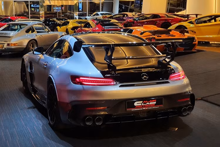 Thông tin rao bán chiếc siêu xe Mercedes-AMG GT Black Series của đại lý Al Ain Class Motors ở Dubai cho thấy ngoại thất xe mang màu bạc Cirrus kết hợp cùng gói carbon rất đắt đỏ, xe thuộc phiên bản đời 2021 và chưa qua đời chủ nào. Nội thất chiếc Mercedes-AMG GT Black Series này là sự kết hợp giữa màu đen và cam cùng carbon.