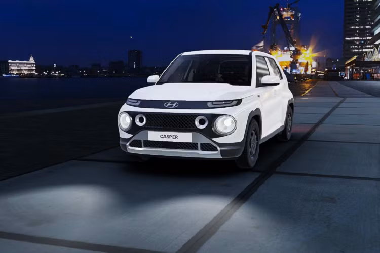 Bên trong xe có đồng hồ kĩ thuật số 4.2 inch, kết nối bluetooth, usb và hai loa. 