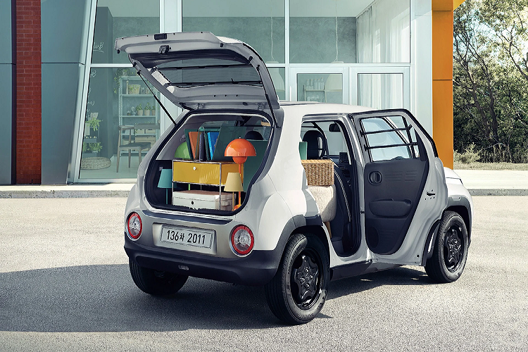 Giá xe Hyundai Casper Van 2022 từ 13,75 triệu Won 9tương đương 258 triệu đồng), bạn sẽ có 940 lít không gian chứa đồ nhờ tháo bỏ hàng ghế sau, nhiều hơn so với 301 lít ở Casper bản chở khách. Khoang chứa đồ cũng được ngăn cách bằng các thanh kim loại và vách ngăn.