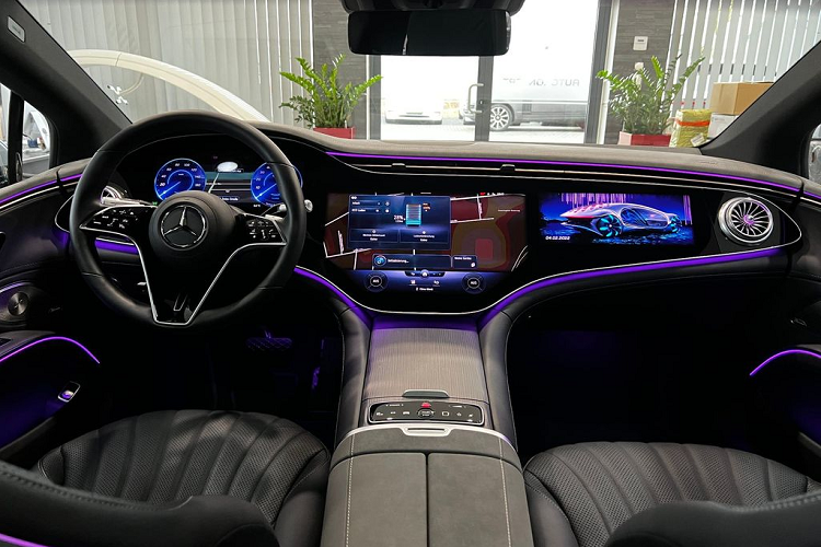 Mercedes-Benz EQS là mẫu xe sang thuần điện đầu bảng của thương hiệu Ngôi sao ba cánh. Trước đây, EQS vốn từng được coi là một phiên bản điện hoá của dòng S-Class nhưng thực tế lại cho thấy, đây là một mẫu xe hoàn toàn khác biệt về mọi thứ từ thiết kế tới khung gầm... Thậm chí, Mercedes-Benz EQS còn có phần đẳng cấp hơn hẳn so với người anh em S-Class.