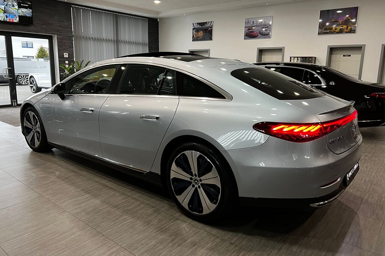 Mercedes-Benz EQS tại Việt Nam sẽ được bán với 2 phiên bản EQS 450+ và EQS 580 4Matic, chính thức bán ra vào tháng 10 năm nay trước khi bàn giao cho khách hàng vào cuối năm.