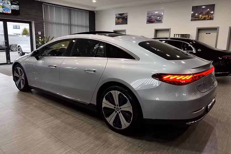 Mercedes-Benz EQS tại Việt Nam sẽ được bán với 2 phiên bản EQS 450+ và EQS 580 4Matic, chính thức bán ra vào tháng 10 năm nay trước khi bàn giao cho khách hàng vào cuối năm.