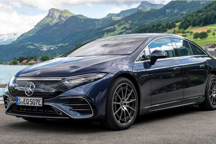 Đây không phải lần đầu mẫu xe điện hạng sang này bị triệu hồi, trước đó vào tháng 11/2021, Mercedes-Benz EQS 2022 đã từng gặp sự cố ở hệ thống phanh và có nguy cơ rơi kẹp phanh, làm tăng khả năng tai nạn. Đến tháng 1/2022, một chiếc EQS duy nhất cũng bị triệu hồi do lỗi hệ thống phần mềm liên quan trực tiếp đến tính năng eCall.