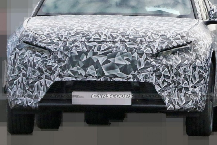 Tuy nhiên, chúng ta vẫn có thể nhận ra cụm đèn pha LED thanh mảnh khá cuốn hút của mẫu xe này. Bên cạnh đó là đường vai xe nổi bật, nóc dốc dần về phía sau theo phong cách coupe và khoảng sáng gầm khá lớn. 