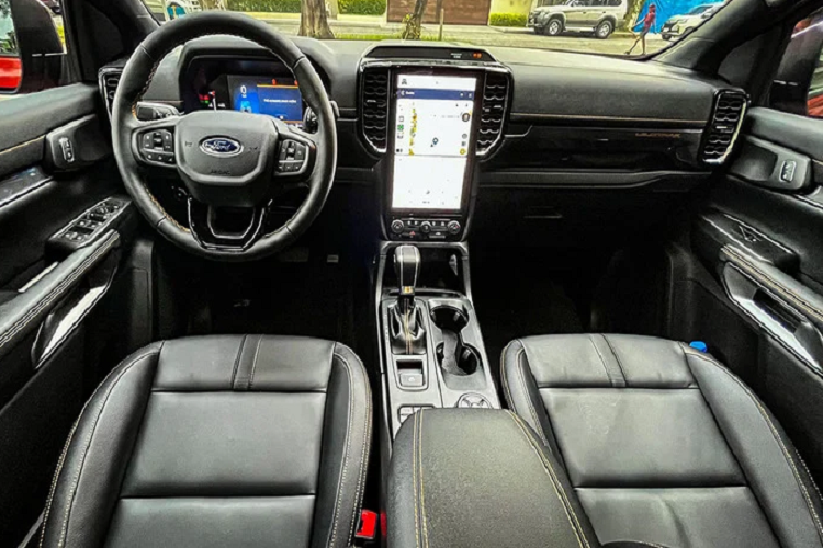 Nội thất Ford Ranger 2022 bản Wildtrak 2.0L Bi-Turbo 4x4 10AT cao cấp nhất tại Philippines được trang bị cụm đồng hồ kỹ thuật số kích thước 12,4 inch, màn hình cảm ứng cỡ lớn kích thước 12 inch