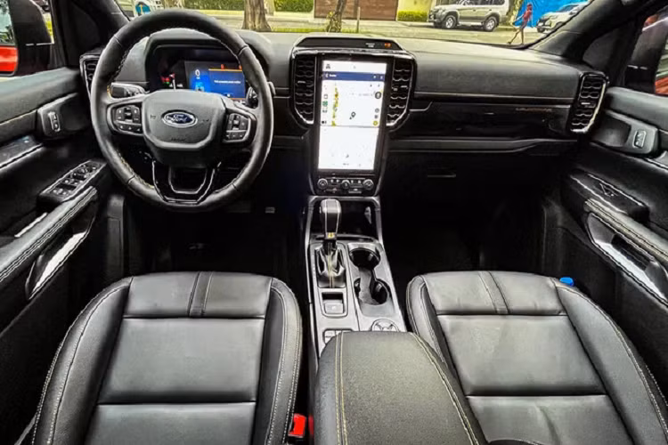Nội thất Ford Ranger 2022 bản Wildtrak 2.0L Bi-Turbo 4x4 10AT cao cấp nhất tại Philippines được trang bị cụm đồng hồ kỹ thuật số kích thước 12,4 inch, màn hình cảm ứng cỡ lớn kích thước 12 inch