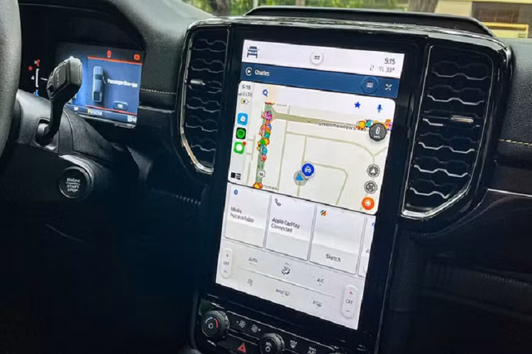 Xe đi kèm với các tính năng an toàn và hỗ trợ lái như phanh tự động, cảnh báo va chạm, cảnh báo chệch làn đường, cảnh báo điểm mù, camera 360 độ và cảm biến đỗ xe.