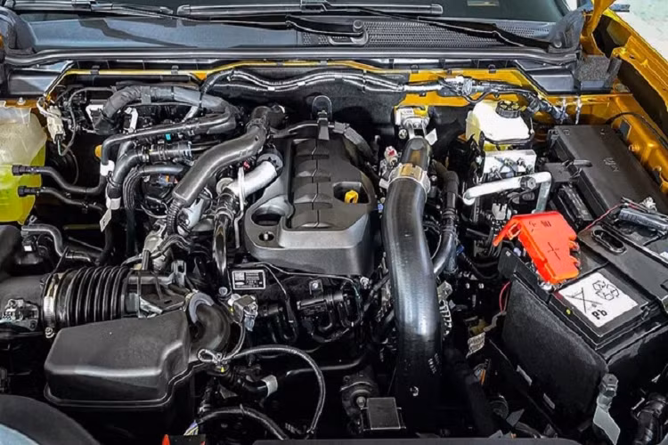 Trong khi phiên bản Wildtrak 4x4 AT cao cấp nhất dùng tăng áp kép (biturbo) cho công suất tối đa 210 mã lực tại 3.750 vòng/phút và mô-men xoắn cực đại 500 Nm tại dải vòng tua từ 1.750 - 2.000 vòng/phút.