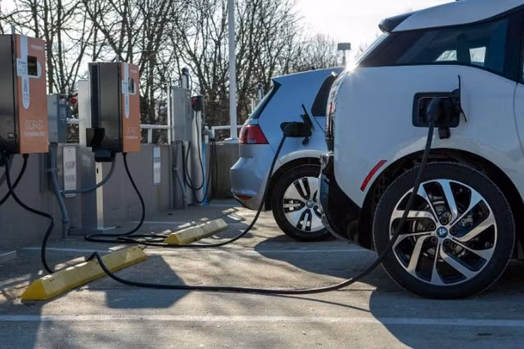 Cong nghe pin oto dien moi giup sac day 80% chi trong 72 giay