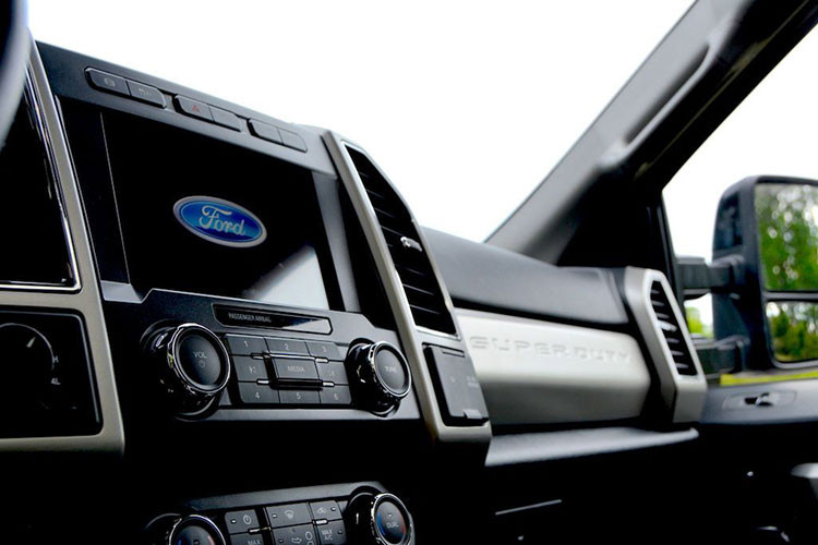 Bên trong khoang cabin, MegaBronc sở hữu không gian rộng rãi và cửa gió điều hòa được bố trí ở cả 3 hàng ghế. Trong đó, hàng ghế thứ ba có thể gập điện. Giống như nhiều xe tải hiện đại khác, MegaBronc được trang bị một danh sách dài các tính năng bao gồm ghế sưởi / làm mát, sấy vô lăng, cảm biến đỗ xe, cửa sổ trời chỉnh điện, khởi động từ xa, cảm biến lùi và cảnh báo điểm mù.