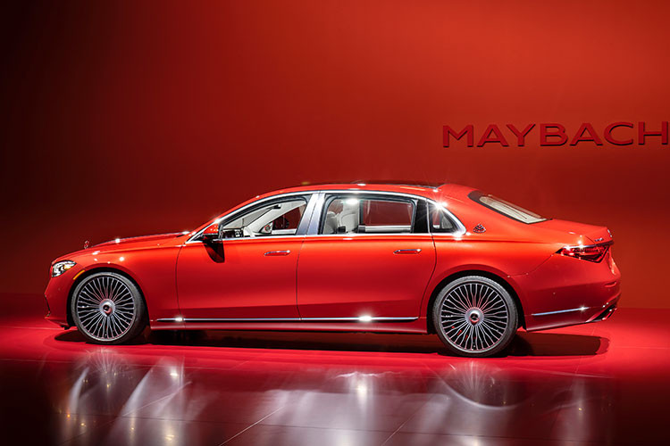 Ở thế hệ mới, Mercedes-Maybach S-Class 2022 siêu sang vẫn giữ nét thiết kế đậm chất sang trọng đặc trưng với lưới tản nhiệt mạ crôm sáng bóng đi kèm 27 thanh trang trí. Nằm ở 2 bên là cụm đèn chiếu sáng trước được thiết kế sắc sảo hơn, tích hợp công nghệ Digital Light tối tân nhất của thương hiệu ngôi sao 3 cánh.
