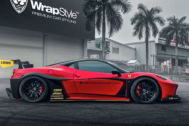 Không có bất kỳ nâng cấp nào ở động cơ cho chiếc siêu xe Ferrari 458 Italia độ LB-Silhouette Works Liberty Walk độc nhất vô nhị tại Việt Nam.