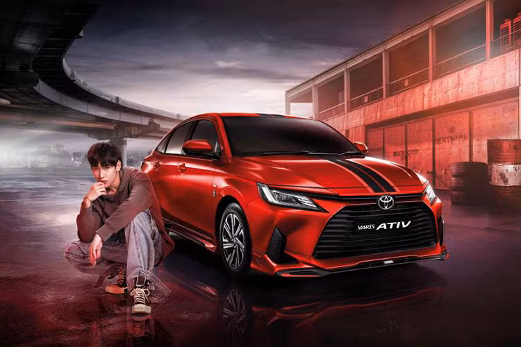 Khi mua Toyota Vios 2023 bản Premium Luxury, khách hàng Thái Lan có thể chọn các màu sơn ngoại thất như cam Orange Spicy Scarlet (mới), xám Urban Metal Gray (mới), bạc Silver Metal Stream Metallic, đen Attitude Black Mica, đỏ Red Mica Metallic và trắng Platinum White Pearl.