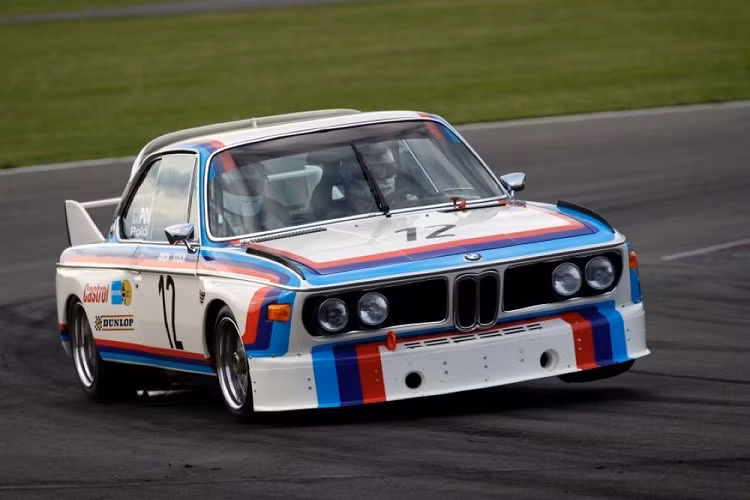  BMW 3.0 CSL ra mắt năm 1972 được phát triển dựa trên cơ sở 6 Series thế hệ E9 với khối động cơ mạnh mẽ nhằm thi đấu tại các giải đua xe du lịch ở châu Âu. Ngoài những chiến thắng trên đường đua, 3.0 CSL còn được các fan BMW nói riêng và bộ môn đua xe thể thao nói chung nhớ tới bởi thiết kế khí động học với thân rộng và các vây, cánh lớn.