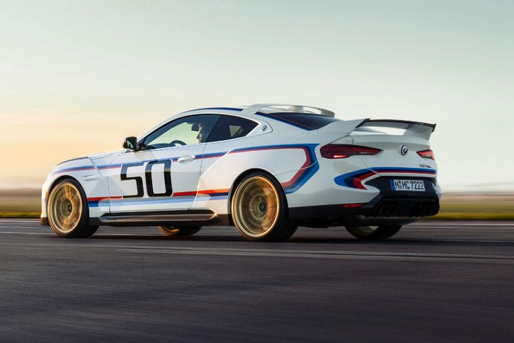 Các mẫu Bimmer có gắn cụm từ CSL “Coupé Sport Leichtbau” thường hướng tới việc tối ưu hóa trọng lượng và BMW 3.0 CSL 2023 cũng không ngoại lệ. Toàn bộ khu vực thân xe được làm bằng nhựa gia cố sợi carbon (CFRP), kết hợp cản trước và cản sau carbon, ống xả titan. Tỷ lệ công suất trên trọng lượng của BMW 3.0 CSL đạt 2,9 kg/mã lực.