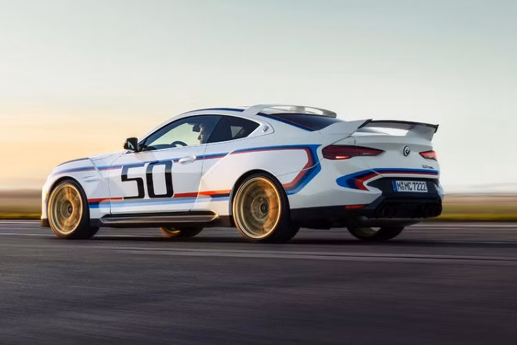 Các mẫu Bimmer có gắn cụm từ CSL “Coupé Sport Leichtbau” thường hướng tới việc tối ưu hóa trọng lượng và BMW 3.0 CSL 2023 cũng không ngoại lệ. Toàn bộ khu vực thân xe được làm bằng nhựa gia cố sợi carbon (CFRP), kết hợp cản trước và cản sau carbon, ống xả titan. Tỷ lệ công suất trên trọng lượng của BMW 3.0 CSL đạt 2,9 kg/mã lực.