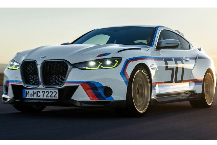 Điều đó đã khiến chiếc xe được mệnh danh là "Batmobile". BMW 3.0 CSL 2023 mới được phát triển dựa trên nguyên mẫu M4. Khu vực đầu xe nổi bật với cụm lưới tản nhiệt hình quả thận đi kèm đường viền mạ crom và họa tiết dạng mắt cáo. Mâm xe đa chấu, kích thước 20 inch ở phía trước và 21 inch ở phía sau, sơn màu vàng đồng nổi bật.