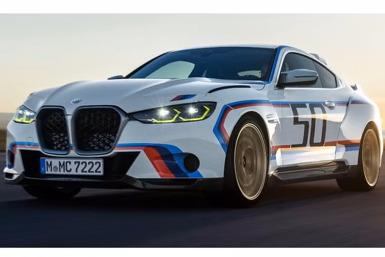 Điều đó đã khiến chiếc xe được mệnh danh là "Batmobile". BMW 3.0 CSL 2023 mới được phát triển dựa trên nguyên mẫu M4. Khu vực đầu xe nổi bật với cụm lưới tản nhiệt hình quả thận đi kèm đường viền mạ crom và họa tiết dạng mắt cáo. Mâm xe đa chấu, kích thước 20 inch ở phía trước và 21 inch ở phía sau, sơn màu vàng đồng nổi bật.