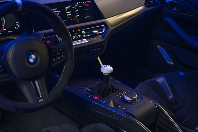 Nằm dưới nắp capo là động cơ 6 xi-lanh thẳng hàng 3.0 lít tăng áp kép sản sinh công suất 553 mã lực (412 kW / 560 PS) và mô-men xoắn 550 Nm (405,6 lb-ft). So với M4 CSL, xe mạnh hơn 9 mã lực nhưng mô-men xoắn giảm 100 Nm do hạn chế của hộp số sàn.