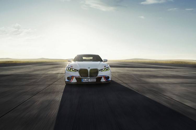 BMW 3.0 CSL 2023 được sản xuất với số lượng giới hạn chỉ 50 chiếc trên toàn thế giới. Mặc dù hãng xe xứ Bavaria chưa công bố giá xe BMW 3.0 CSL 50th, tuy nhiên, nhiều chuyên gia tin rằng con số sẽ vượt mốc 700.000 Euro (khoảng 18 tỷ đồng) và trở thành mẫu xe BMW thương mại đắt nhất mọi thời đại.