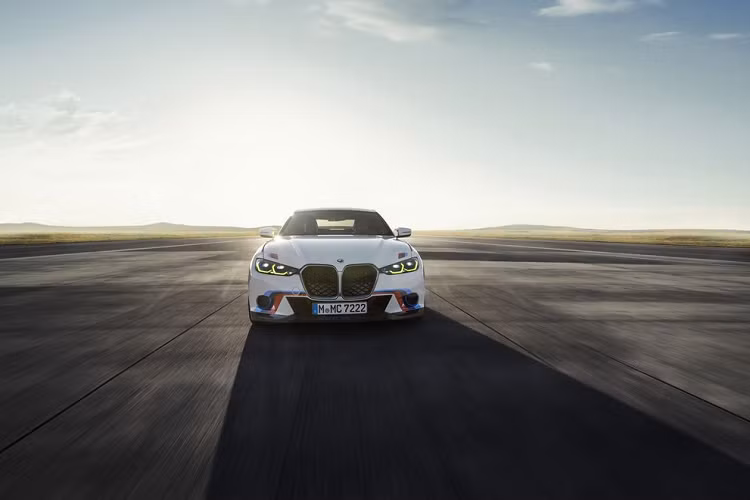 BMW 3.0 CSL 2023 được sản xuất với số lượng giới hạn chỉ 50 chiếc trên toàn thế giới. Mặc dù hãng xe xứ Bavaria chưa công bố giá xe BMW 3.0 CSL 50th, tuy nhiên, nhiều chuyên gia tin rằng con số sẽ vượt mốc 700.000 Euro (khoảng 18 tỷ đồng) và trở thành mẫu xe BMW thương mại đắt nhất mọi thời đại.